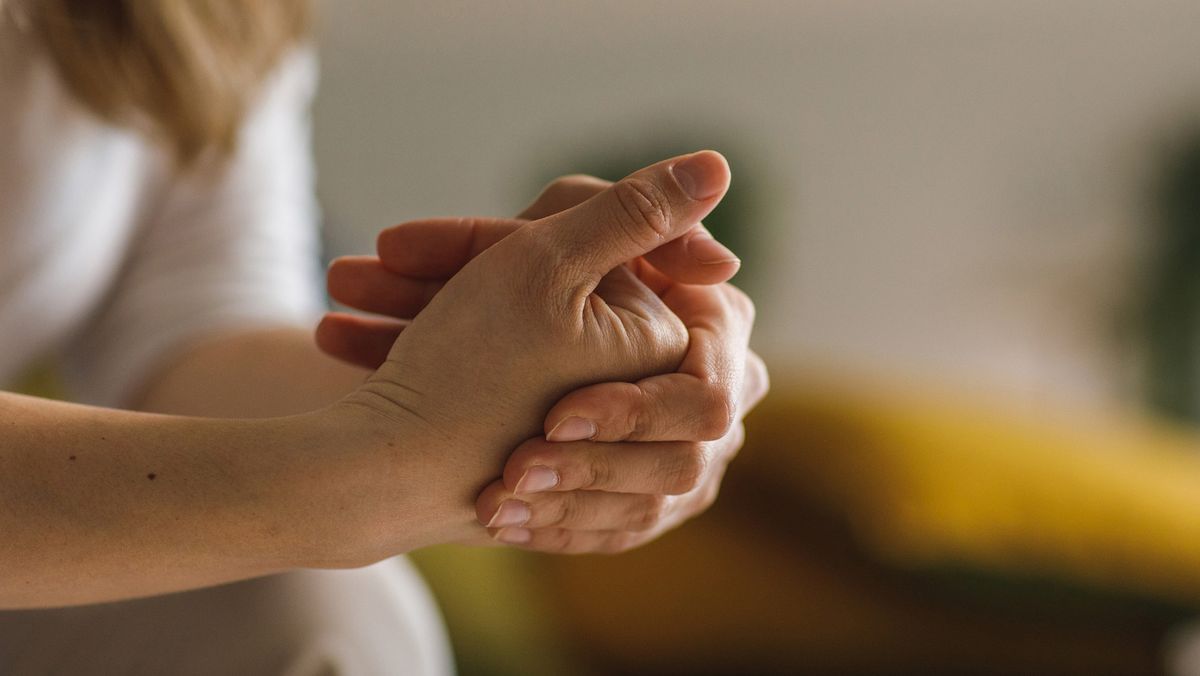 Por qué es peligroso hacerte sonar los huesos