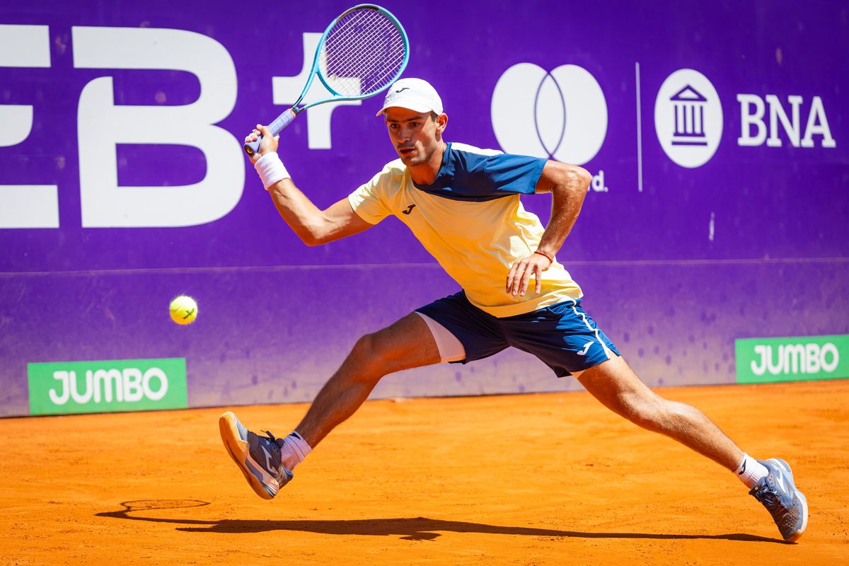 Mariano Navone pas&oacute; de ronda en el Lawn Tennis Club.
