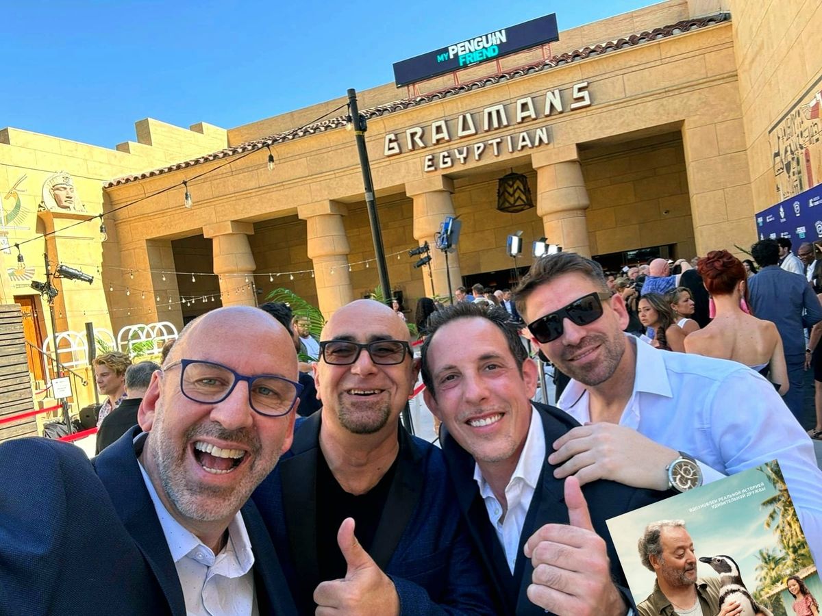 El team argentino de la producción de "Mi amigo el pingüino", con Navarro incluido, durante la premiere en Hollywood. El team argentino de la producción de "Mi amigo el pingüino", con Navarro incluido, durante la premiere en Hollywood.