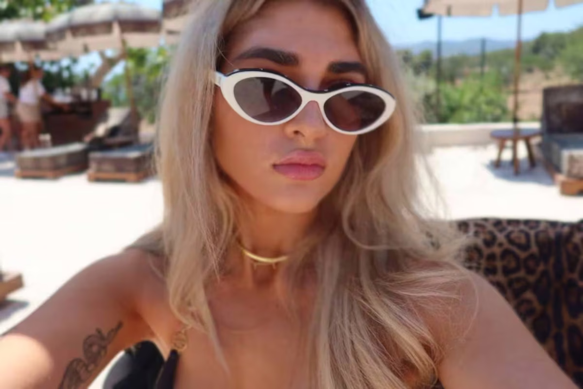 Desde un yate, Martita Fort estrenó microbikini colaless blanca y causó furor