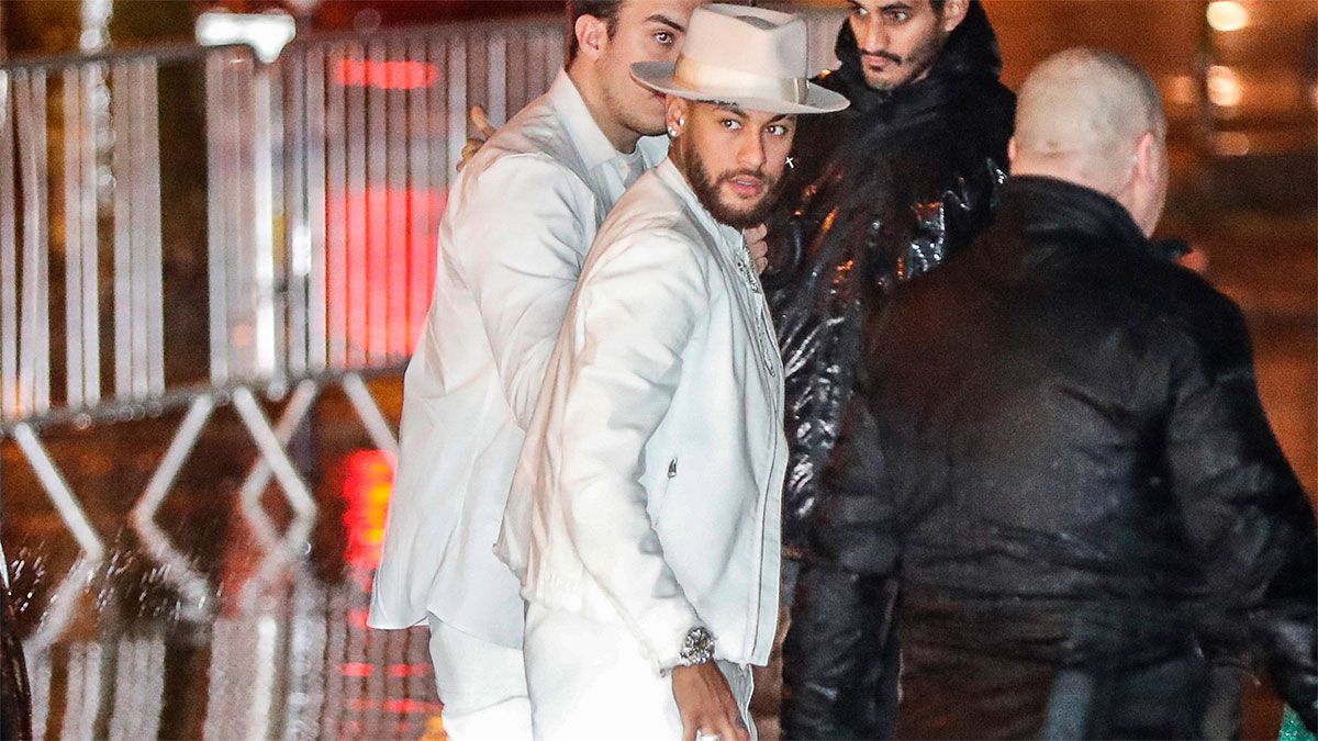 Neymar dará una fiesta de Nochevieja y es muy criticado por la misma.
