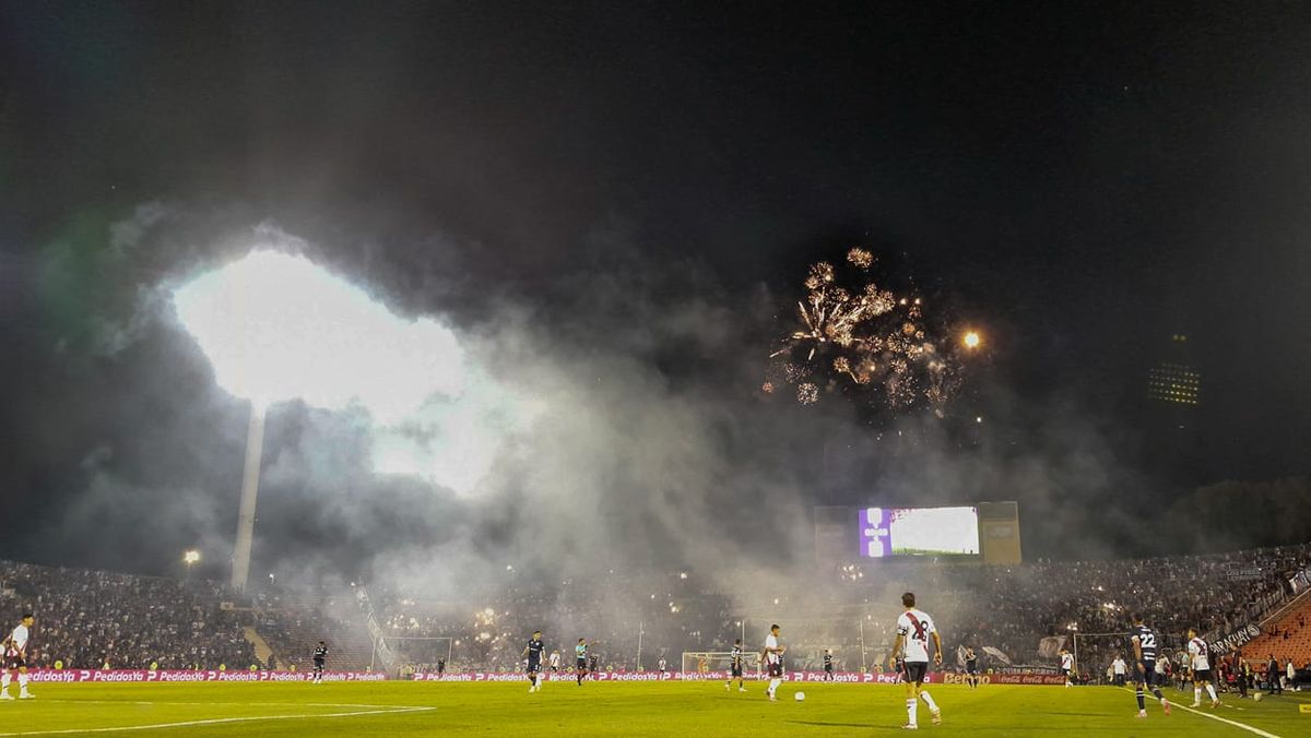 Independiente Rivadavia no pudo vencer a River, pero se mantiene en la punta.