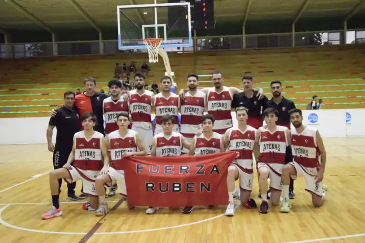 El plantel de Atenas Sport Club, campeón anual 2023 del básquet mendocino.