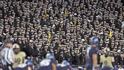 El ejército de Estados Unidos reúne a más de 3.000 personas y establece el récord de flexiones simultáneas El ejército de Estados Unidos reúne a más de 3.000 personas y establece el récord de flexiones simultáneas