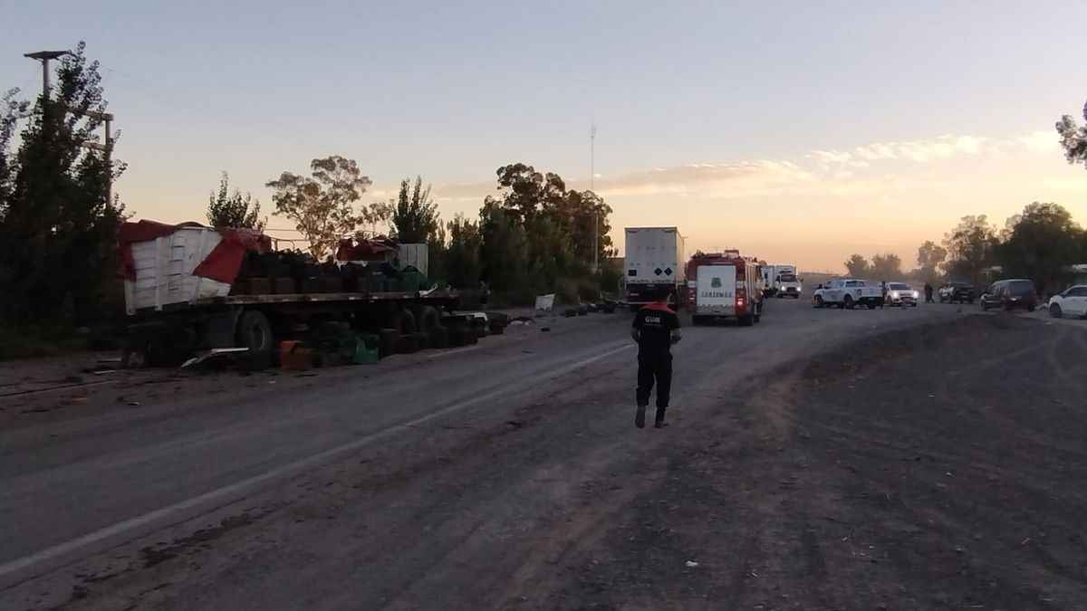 El chofer oriundo de Salta que resultó ileso relató que el camión se cruzó de carril. El chofer oriundo de Salta que resultó ileso relató que el camión se cruzó de carril.