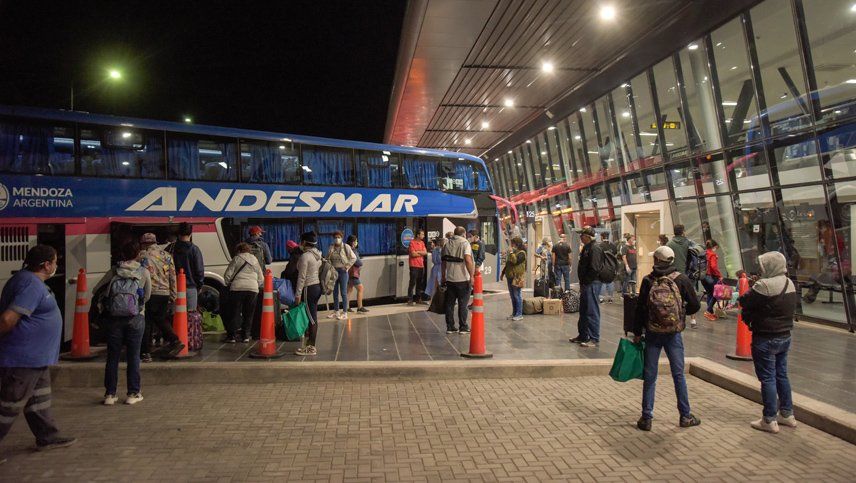 Es incesante el movimiento de viajeros en la Terminal de Mendoza.