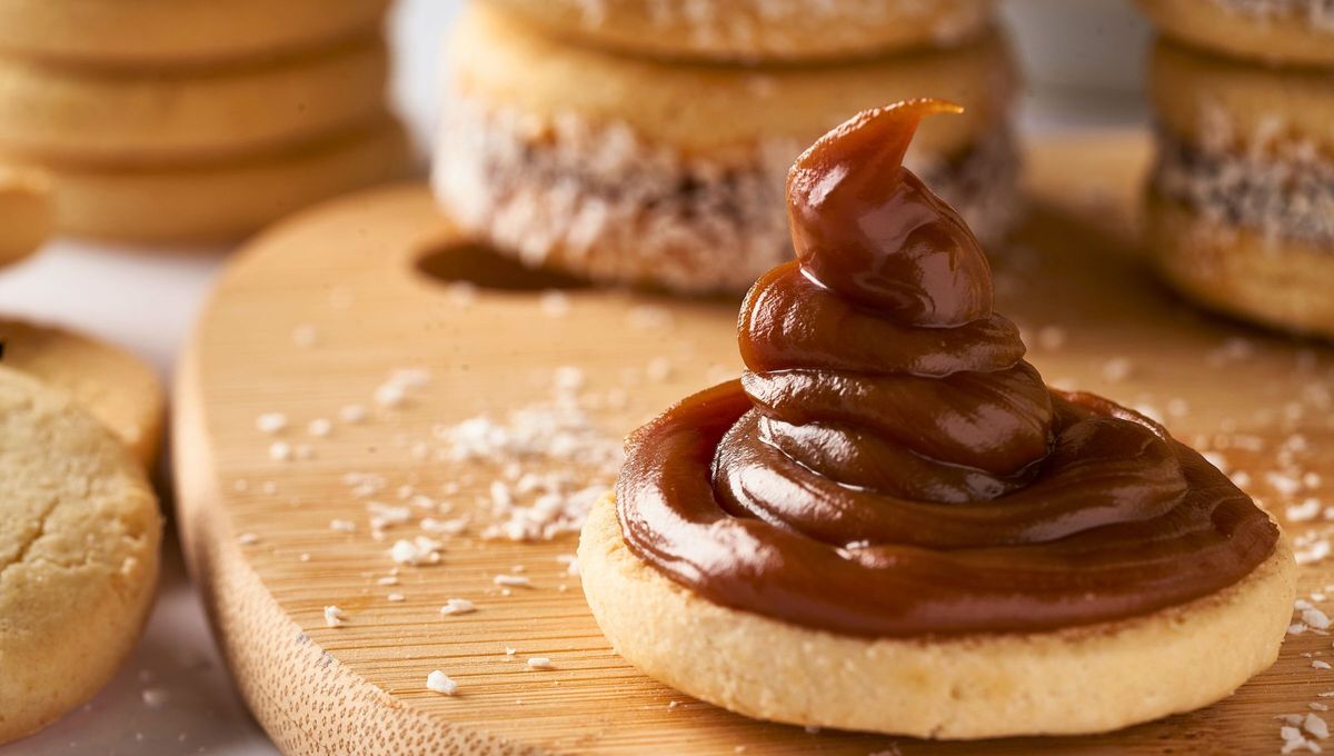 El dulce de leche es el dulce más característico de Argentina. Nos gusta usarlo para todo, como rellenos de tortas, facturas, alfajores, e incluso hay mucha gente que no puede resistirse a una cucharada directamente desde el pote. El dulce de leche es el dulce más característico de Argentina. Nos gusta usarlo para todo, como rellenos de tortas, facturas, alfajores, e incluso hay mucha gente que no puede resistirse a una cucharada directamente desde el pote.