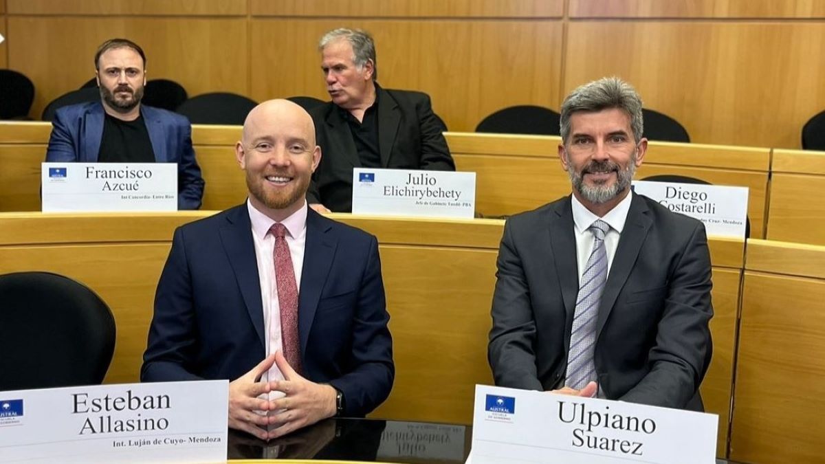 Esteban Allasino y Ulpiano Suarez en uno de los tantos momentos compartidos en el ámbito político. Esteban Allasino y Ulpiano Suarez en uno de los tantos momentos compartidos en el ámbito político.