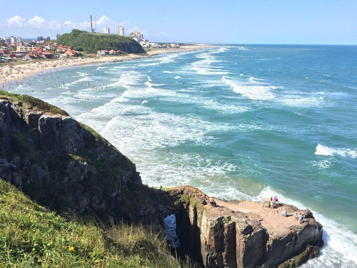 Torres combina las hermosas aguas del Atlántico con los morros verdes. Imagen: Pixabay. Torres combina las hermosas aguas del Atlántico con los morros verdes. Imagen: Pixabay.
