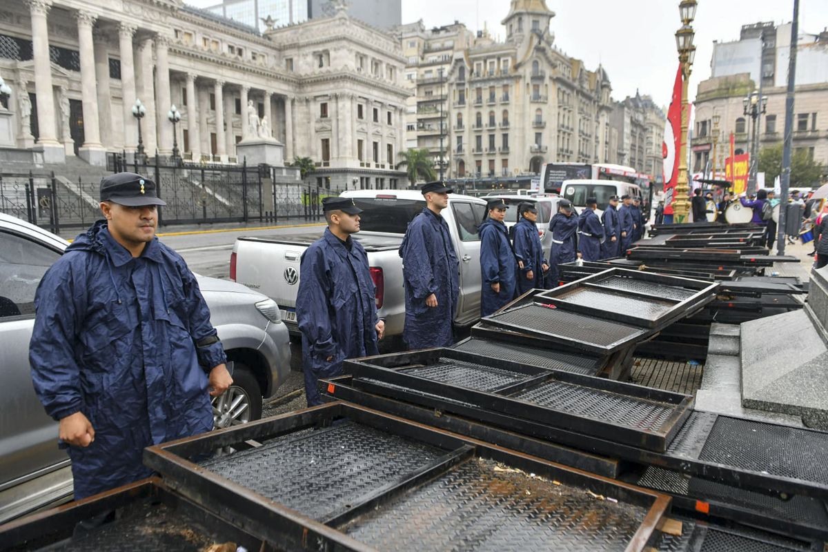 Fuerte operativo policial en las afuerqas del Congreso. Fuerte operativo policial en las afuerqas del Congreso.