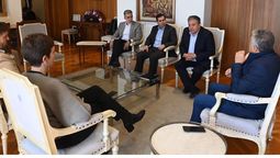 Cornejo y funcionarios con empresarios mineros chilenos de la compañía Antofagasta Minerals. Foto: Prensa de Gobierno.