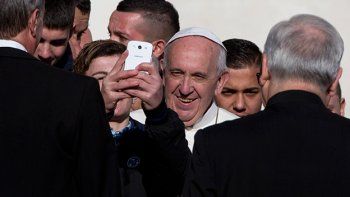El papa dice que se necesita una revolución de cariño