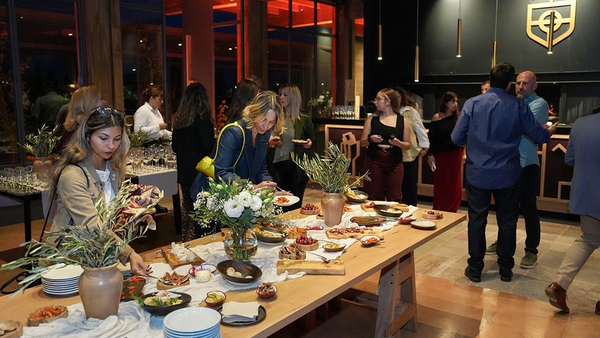 El restaurante tiene capacidad para unas 100 personas, abre los mediodías y está ubicado en Las Compuertas, en Luján de Cuyo. El restaurante tiene capacidad para unas 100 personas, abre los mediodías y está ubicado en Las Compuertas, en Luján de Cuyo.