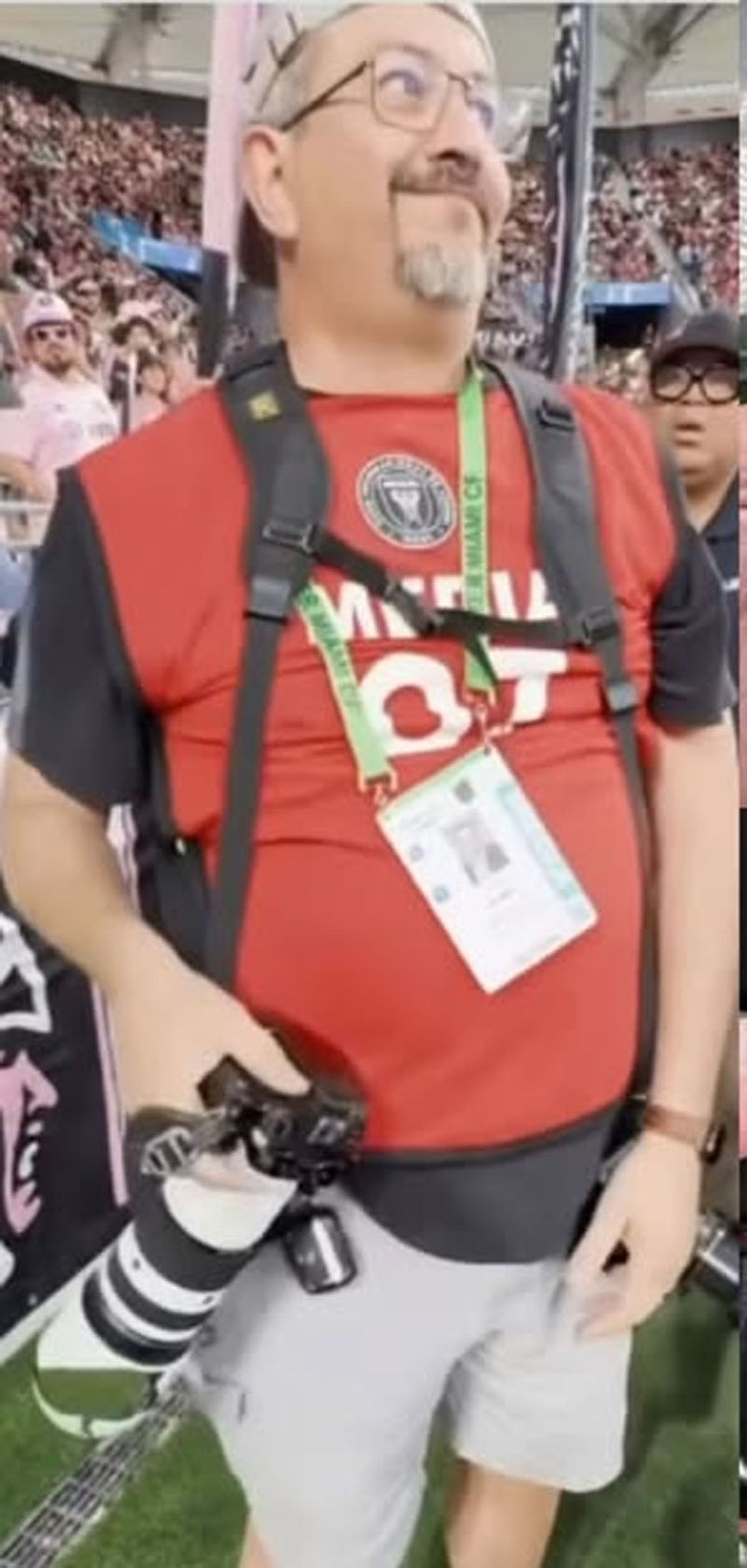 &Aacute;lex Rubio es el fot&oacute;grafo al que se le rompi&oacute; el lente de la c&aacute;mara.