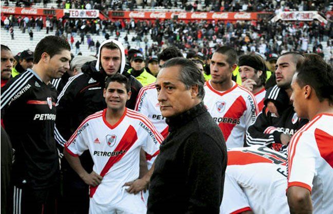 River descendió tras perder la Promoción ante Belgrano. River descendió tras perder la Promoción ante Belgrano.