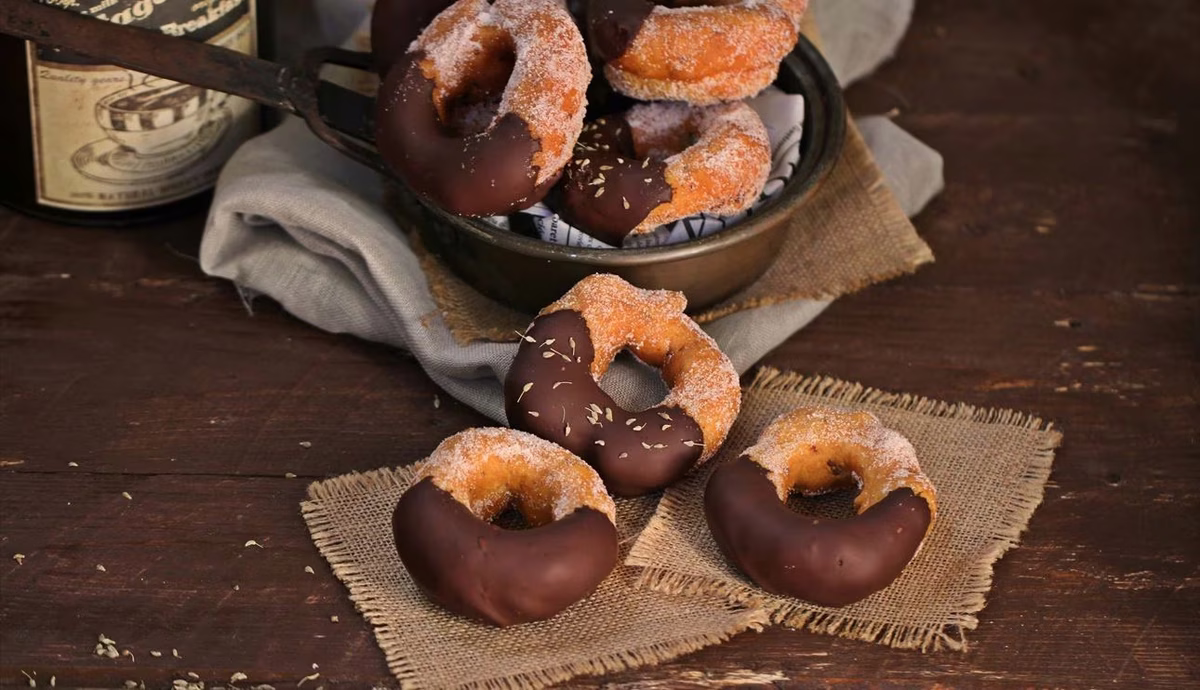 Rosquillas de anís cubiertas con chocolate, una explosión de sabor en tu boca. Rosquillas de anís cubiertas con chocolate, una explosión de sabor en tu boca.