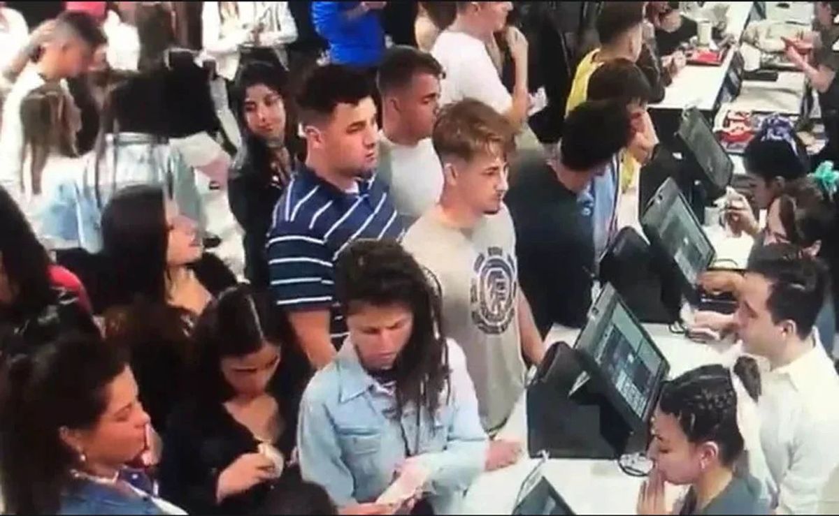 Poco después de la muerte de Fernando Báez Sosa, Lucas Pertossi (remera a rayas) y los demás rugbiers, en una cadena de comidas rápidas. Poco después de la muerte de Fernando Báez Sosa, Lucas Pertossi (remera a rayas) y los demás rugbiers, en una cadena de comidas rápidas.