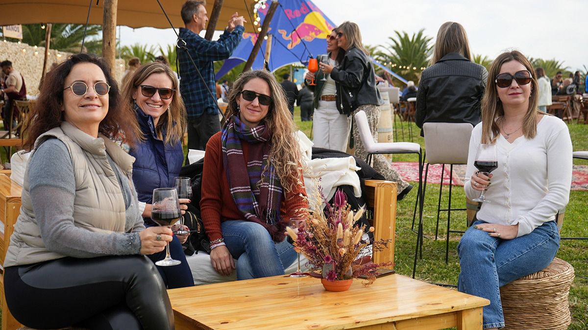 Alejandra Nofal y sus sobrinas: Laura, Cecilia y Paula Nofal. Vinito, sol y música. Alejandra Nofal y sus sobrinas: Laura, Cecilia y Paula Nofal. Vinito, sol y música.
