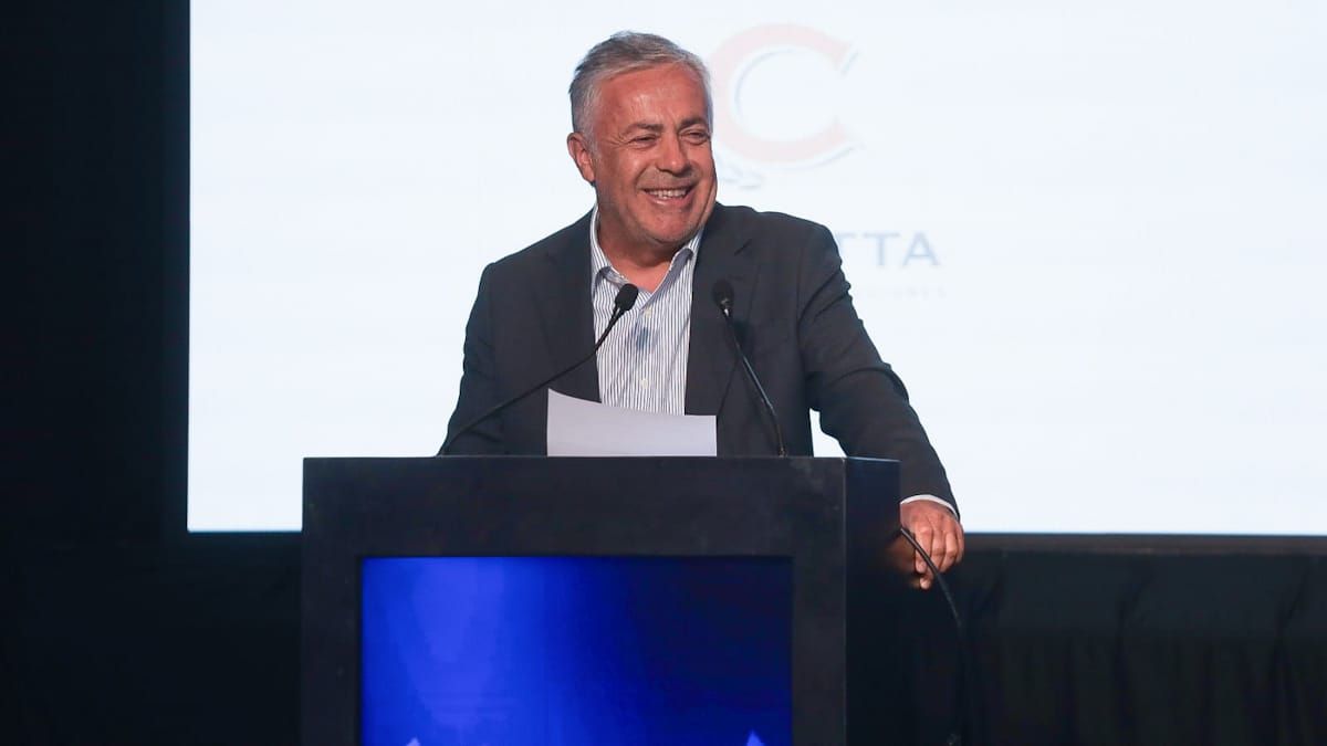 Alfredo Cornejo reclamó la reforma de la ley de coparticipación frente a Luis Caputo y empresarios