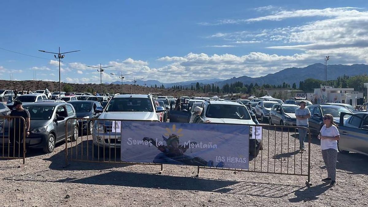 En días de mucha circulación, los autos son frenados en el parador de Uspallata y pueden seguir viaje a medida que se libera la Aduana.