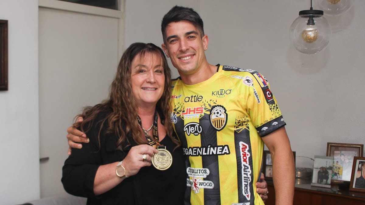 Gonzalo Mottes posa con su madre, María Irene y con la medalla que ganó con el Táchira.