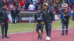 Maradona debió usar un bastón para entrar a la cancha