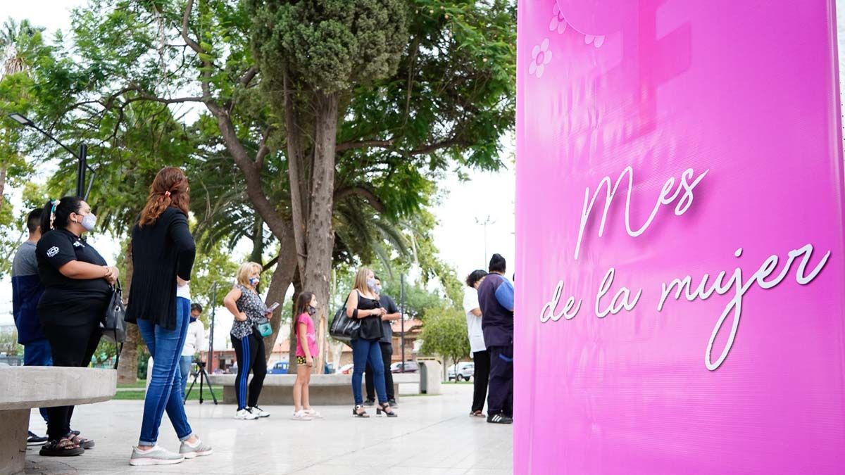 En la plaza Marcos Burgos de Las Heras está la carpa saludable para mujeres.