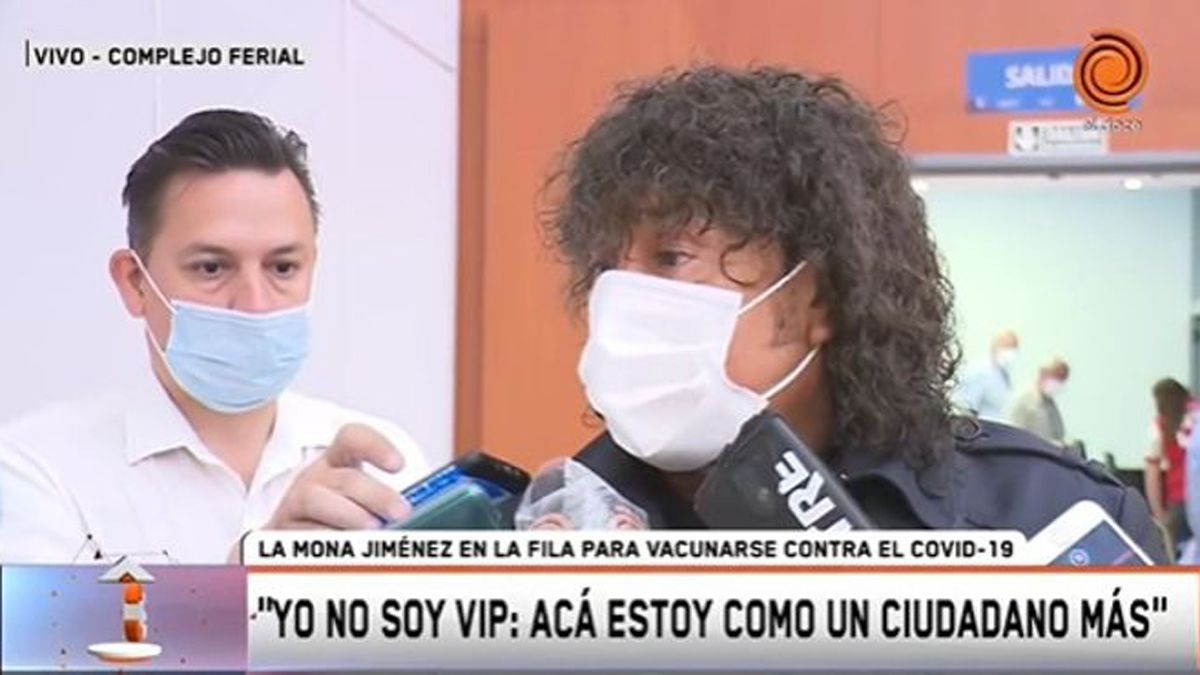 La Mona Jiménez se vacunó contra el coronavirus.