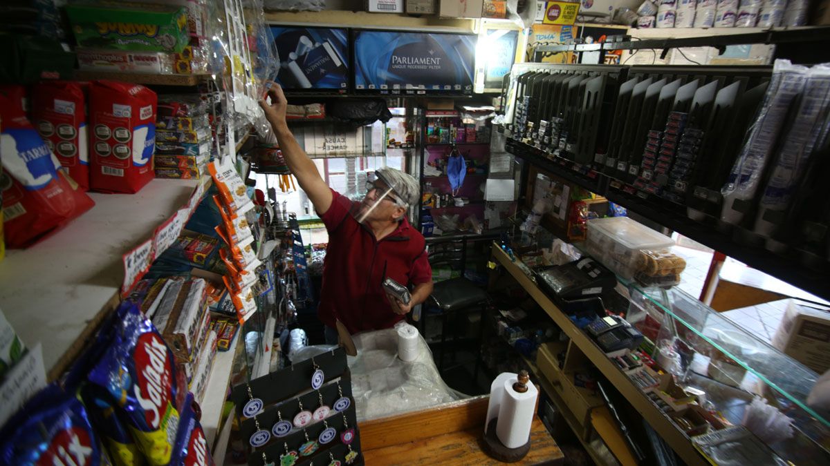 Coronavirus en Mendoza: con el aumento de los contagios, los comerciantes mantienen todas las medidas de higiene y distanciamiento para atender a sus clientes.