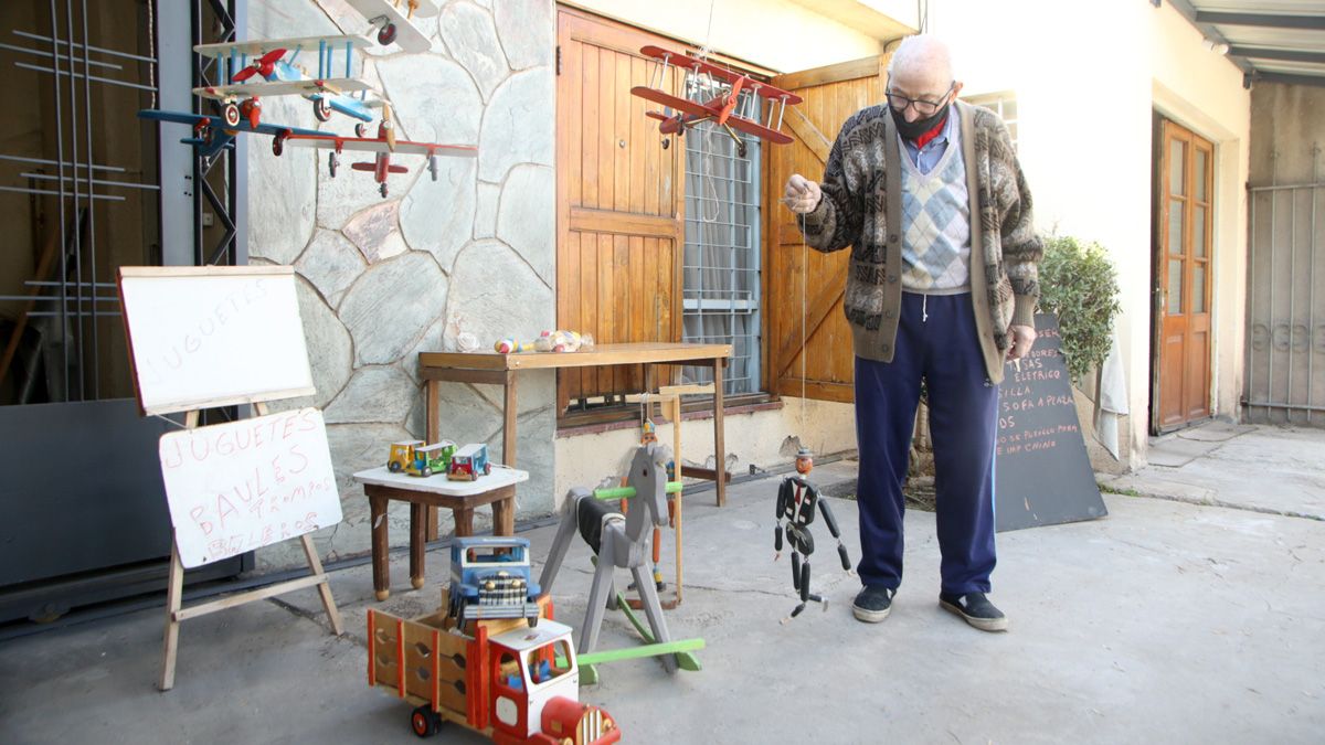 La vieja y famosa carpintería de su padre fue heredada por su hijo menor, y Beningazza transformó parte de su casa en taller de artesano.