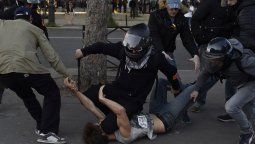 Multitudinarias marchas por reclamos laborales terminaron a palazos