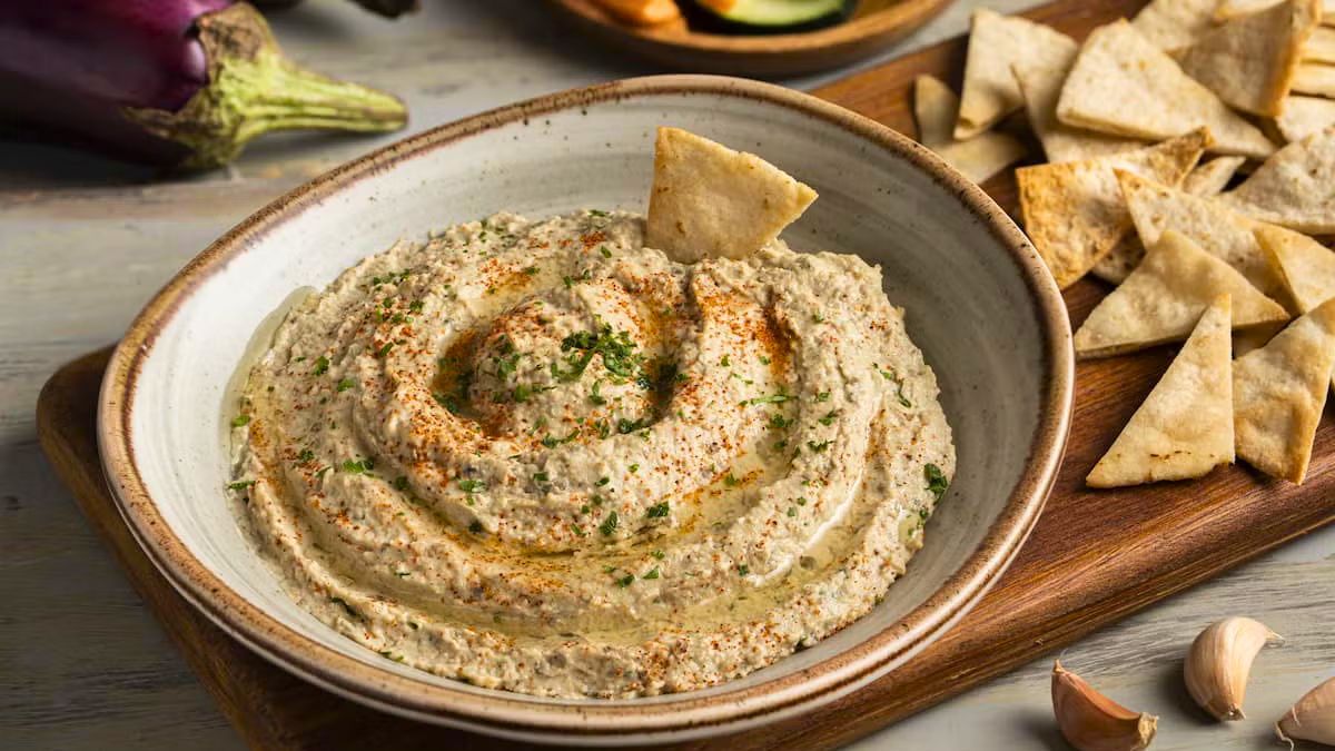 El hummus de berenjena es una receta fácil, cremosa y riquísima para untar tostadas.