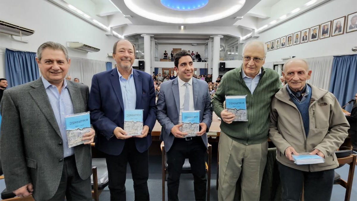 Omar Félix, Ernesto Sanz, Vicente Emilio Chicho Russo, y Raúl Coco Miguel junto al autor del libro Discursos, concejal del PJ, Nadir Yasuff (en el centro de la foto).