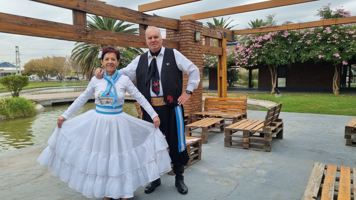 Graciela y Darío son pareja desde hace 48 años y bailan folklore en el elenco José Hernández.