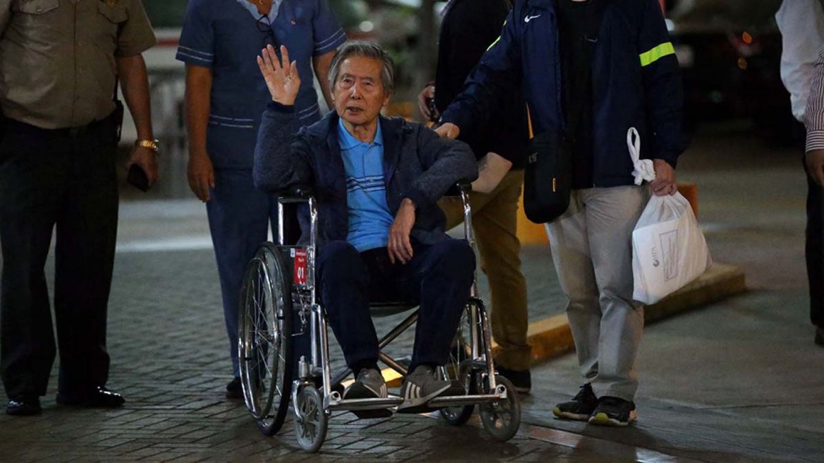 El ex presidente de Perú Alberto Fujimori fue condenado a 25 años de prisión por ordenar secuestros y asesinatos, y su excarcelación es cuestionada por organismos internaciones de Derechos Humanos