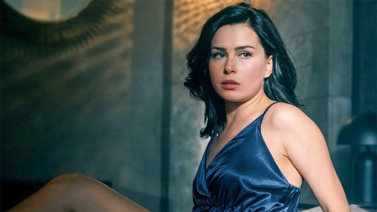La actriz Anna María Sieklucka interpreta a Laura Biel en la película de Netflix.