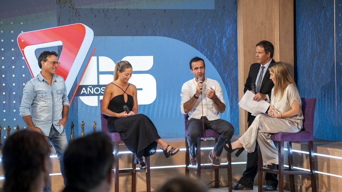 Parte del equipo que hizo cumbre en el Aconcagua, a la vez que se transmitía en vivo por primera vez en la historia. En la foto Gerardo Tejeda, Felicitas Oyhenart, el médico Ignacio Rogé siendo entrevistados por Sergio Suárez y Noelia Nieto.