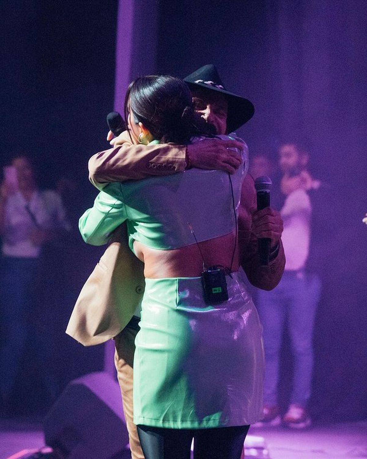 Ángela Leiva se puso un blazer con maxi agujeros y quedó muchísimo a la vista.