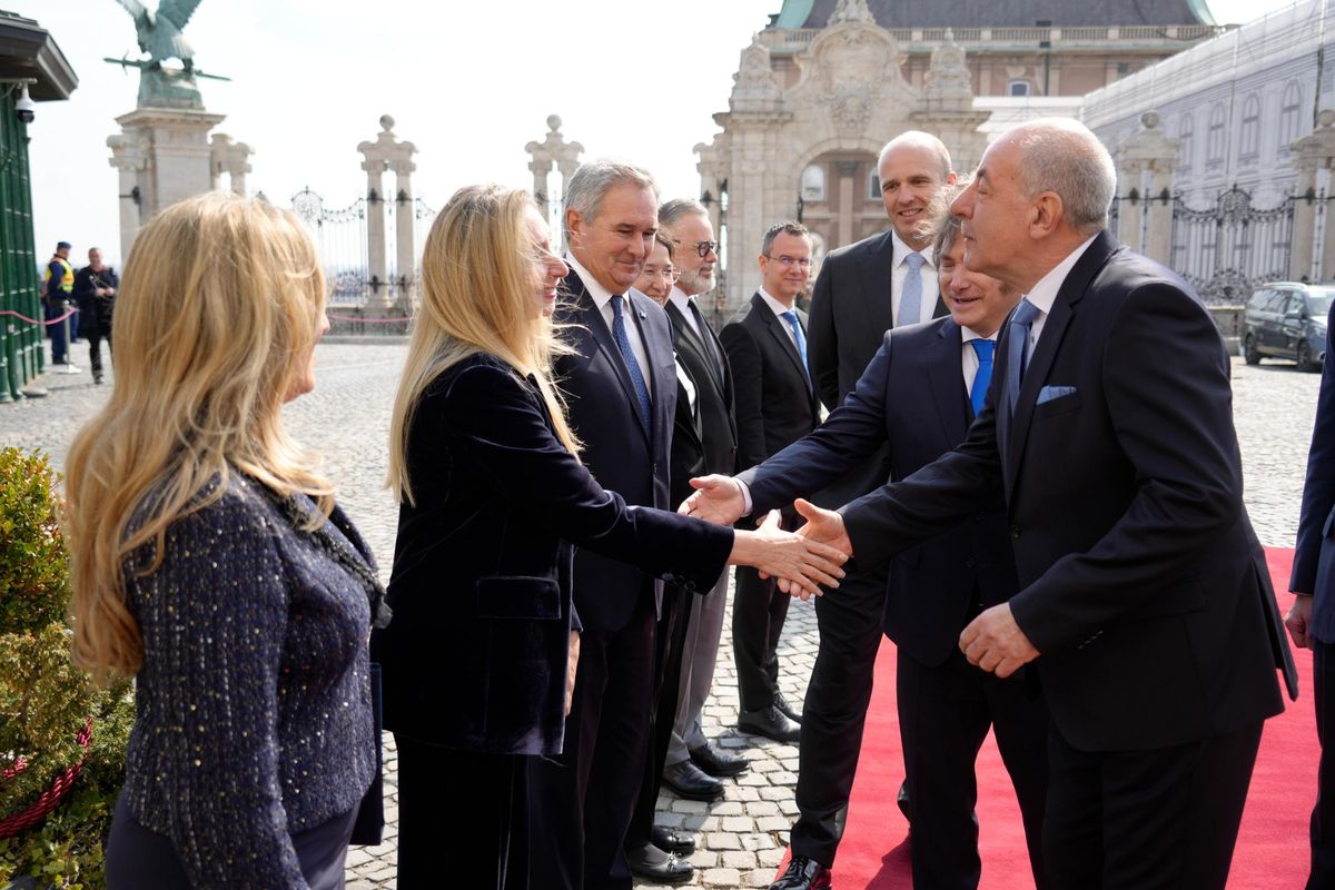 Karina Milei saluda al presidente de Hungría, Tamás Sulyok. Karina Milei saluda al presidente de Hungría, Tamás Sulyok.