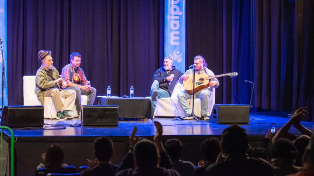 Antes del corte de luz. El Dúo Pardepé compartía una linda charla con músico locales en el Teatro Imperial de Maipú.
