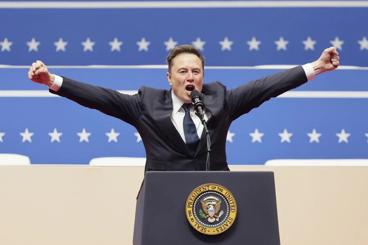 El CEO de Tesla, Elon Musk, saluda a la multitud en la ceremonia de posesión del presidente Donald Trump in Washington, DC. Crédito: EFE/EPA/ALLISON DINNER. El CEO de Tesla, Elon Musk, saluda a la multitud en la ceremonia de posesión del presidente Donald Trump in Washington, DC. Crédito: EFE/EPA/ALLISON DINNER.