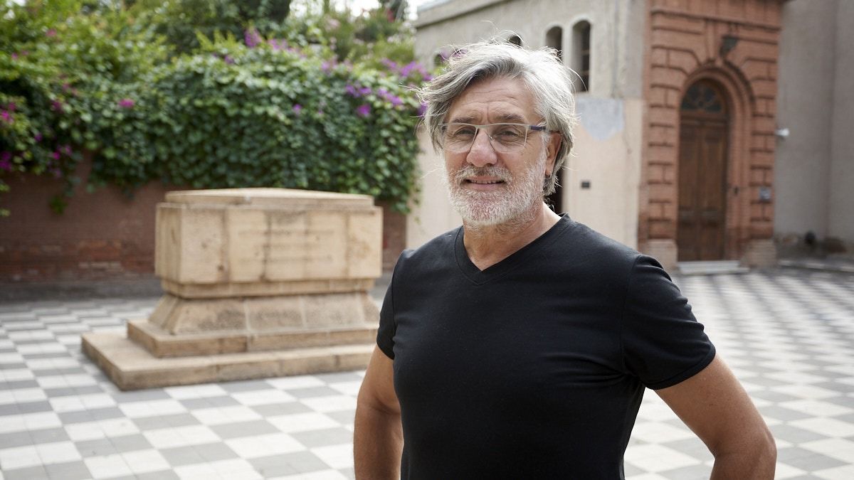 El arqueólogo e investigador Horacio Chiavazza, junto a la urna donde yacen los restos de los 40 esqueletos que fueron rescatados de la demolición de San Agustín. En este lugar podrían encontrarse los huesos de Pascual Ruiz Huidobro, prócer que combatió en las Invasiones Inglesas.&nbsp; 