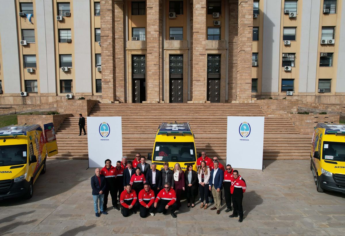 Personal del SEC y autoridades junto a las nuevas ambulancias en la explanada de la Casa de Gobierno. Personal del SEC y autoridades junto a las nuevas ambulancias en la explanada de la Casa de Gobierno.