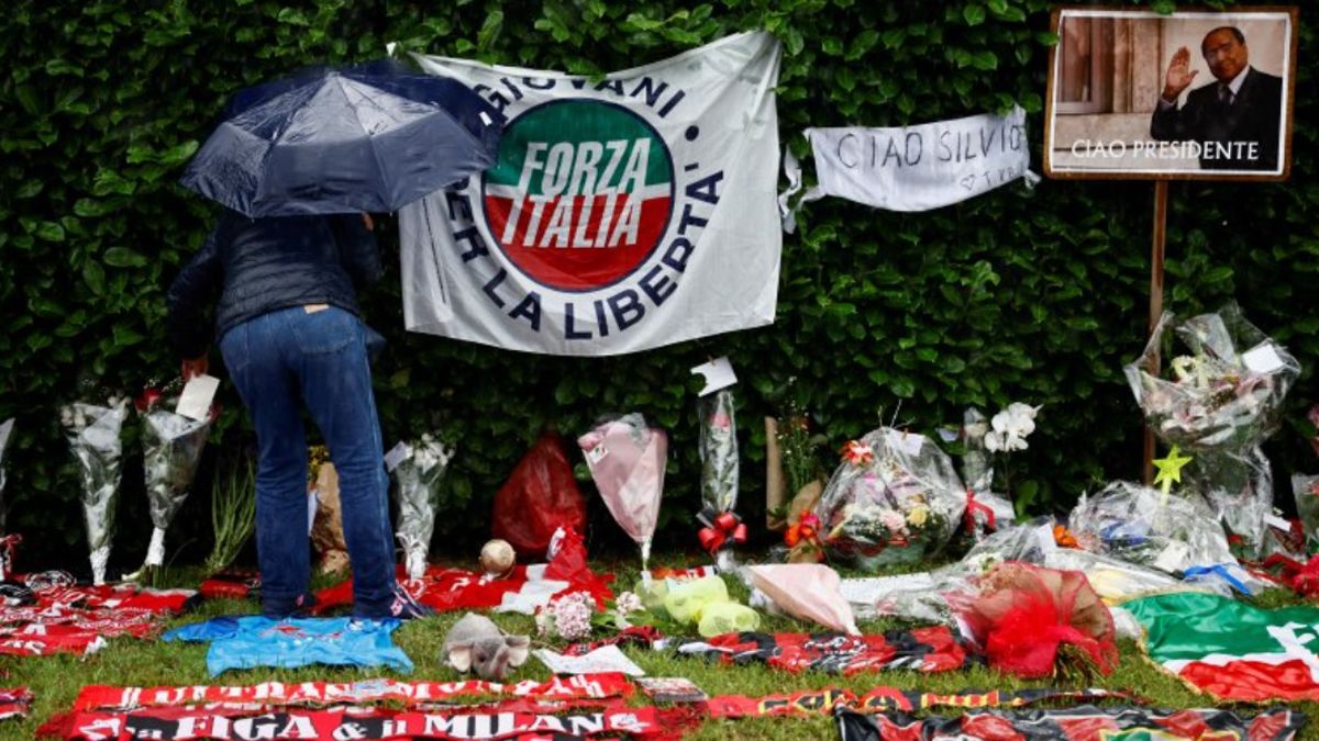 Italia prepara los funerales de Estado para despedir a Silvio Berlusconi. Miles de personas lo homenajearon dejando flores, banderas y fotos