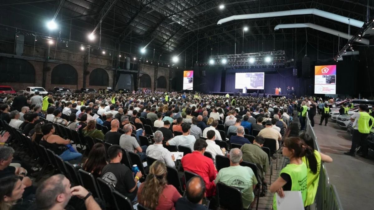 Miles de personas participaron de la subasta. Miles de personas participaron de la subasta.