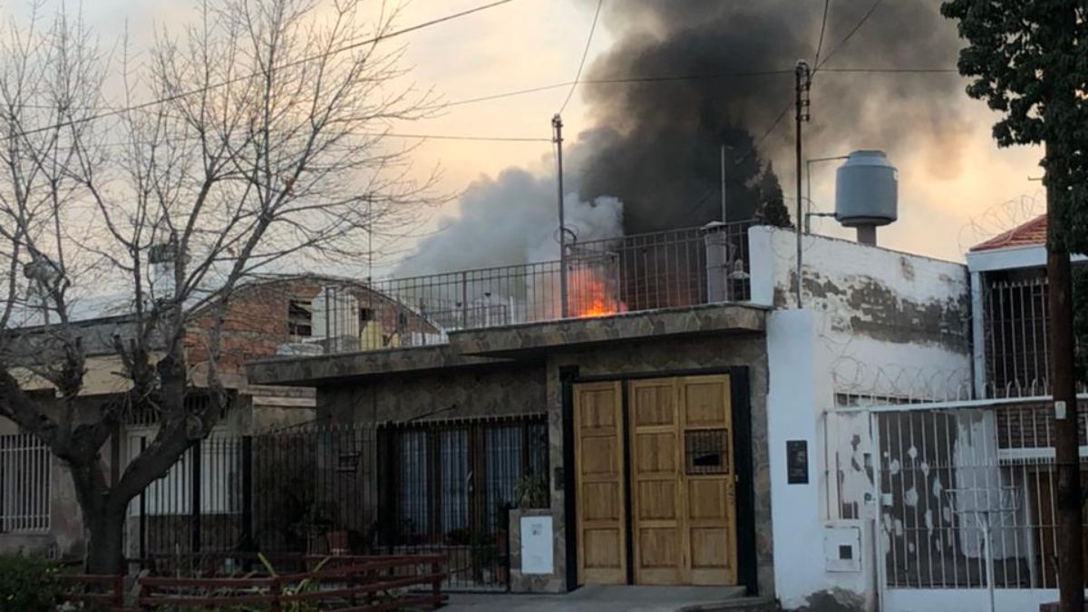 La parte superior de la casa de calle Joaquín V. Gonzáles, de Dorrego, construida de madera, fue totalmente consumida por las llamas que se originaron en una estufa que tenía una conexión defectuosa. Debido al siniestro perdieron todas sus pertenencias.