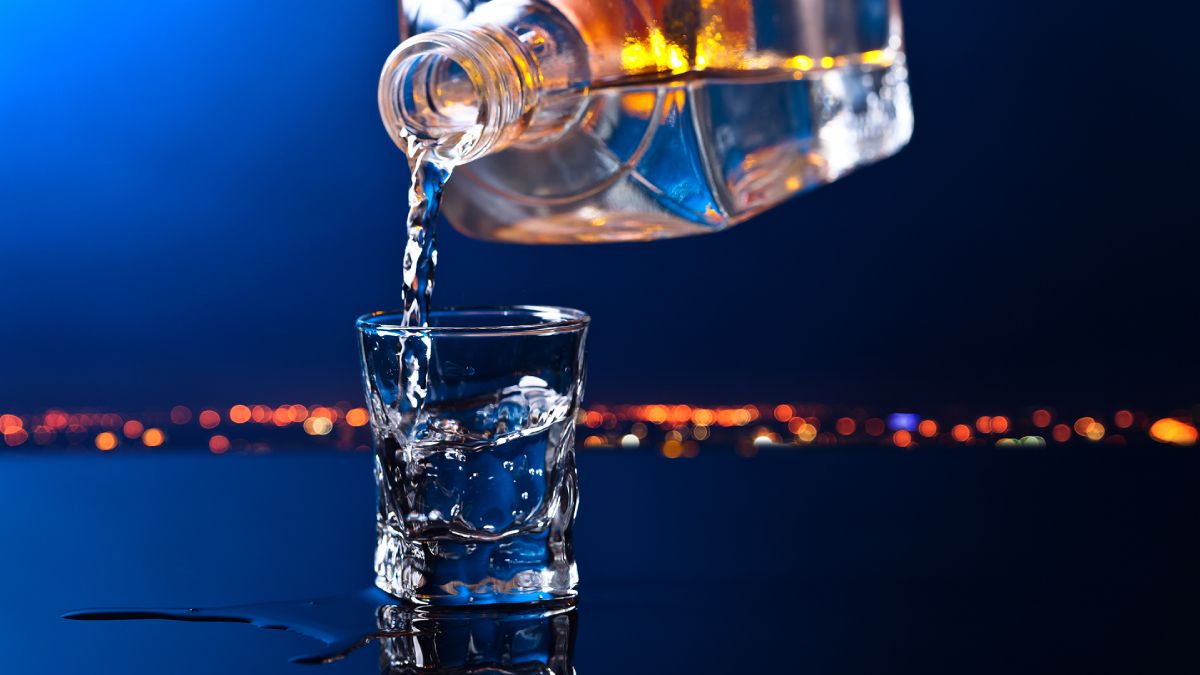 El vodka y el alcohol etílico cumplen la misma función de quitar manchas de desodorante de la ropa.