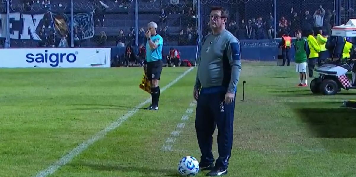 Alfredo Berti con la redonda dormida en sus pies.