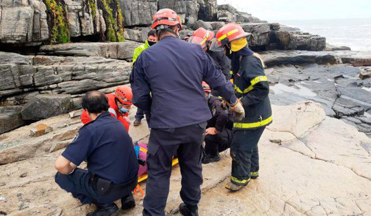 Una mujer cayó con el auto 4 metros en la costa de Mar del Plata