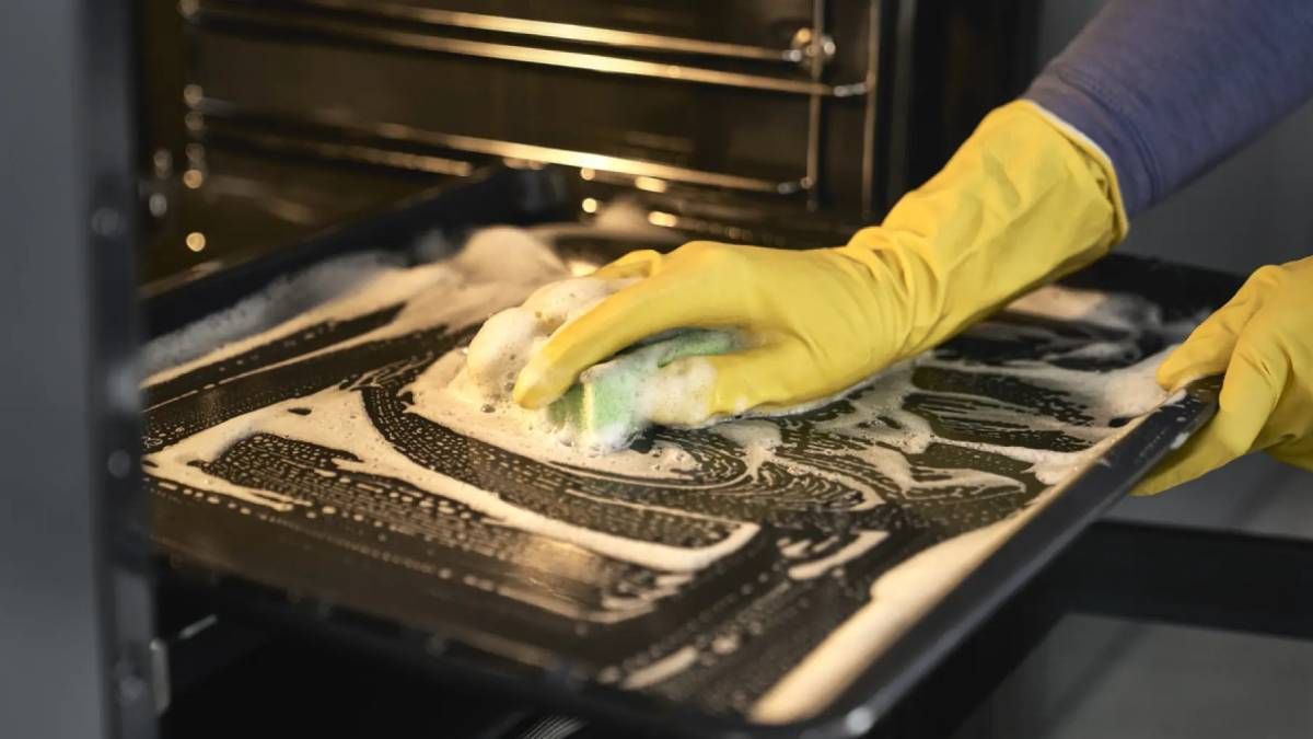 El infalible truco de limpieza que usan los expertos de la cocina para eliminar la grasa del horno eléctrico. El infalible truco de limpieza que usan los expertos de la cocina para eliminar la grasa del horno eléctrico.